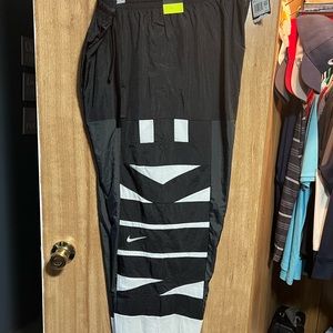 Theses Nike windbreaker pants are brand new black and white size 2X